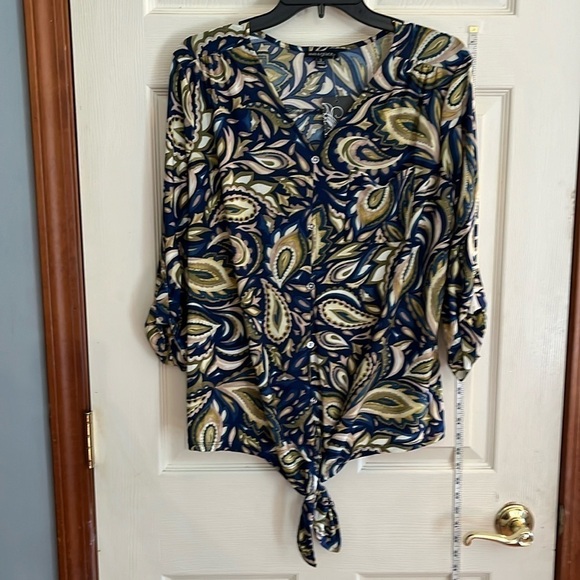 NWT Ava& grace-S-Multicolored paisley pattern-V-neck,tie front rolled tab blouse - Picture 1 of 12
